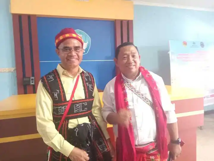 Kepala Dinas Pendidikan dan Kebudayaan Provinsi Nusa Tenggara Timur, Ambrosius Kodo,S.Sos,M.M didampingi Ketua Panitia Hardiknas Tingkat Provinsi NTT Tahun 2025, Zet Hendrikson Adoe saat memberi keterangan pers di Kupang, Jumat (2/5/2025)