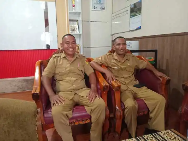Pelaksana Tugas (Plt) Kepala SMK Negeri 5 Kupang, Hebner Dakabesy didampingi Waka Humas SMK Negeri 5 Kupang, Yakobus Boro Bura saat memberi keterangan pers, Selasa (6/5/2025)