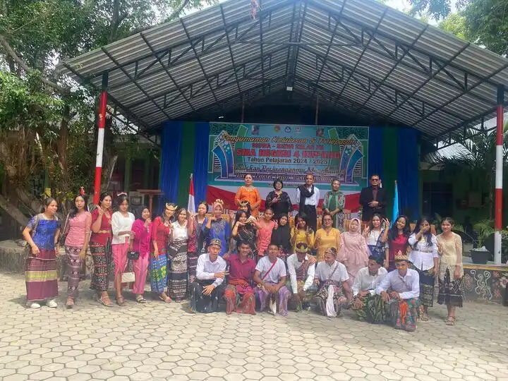 Pelaksana Tugas (Plt) Kepala SMA Negeri 4, Kupang berpose bersama para siswa kelas XII setelah pengumuman kelulusan di halaman sekolah itu, Selasa (6/5/2025)
