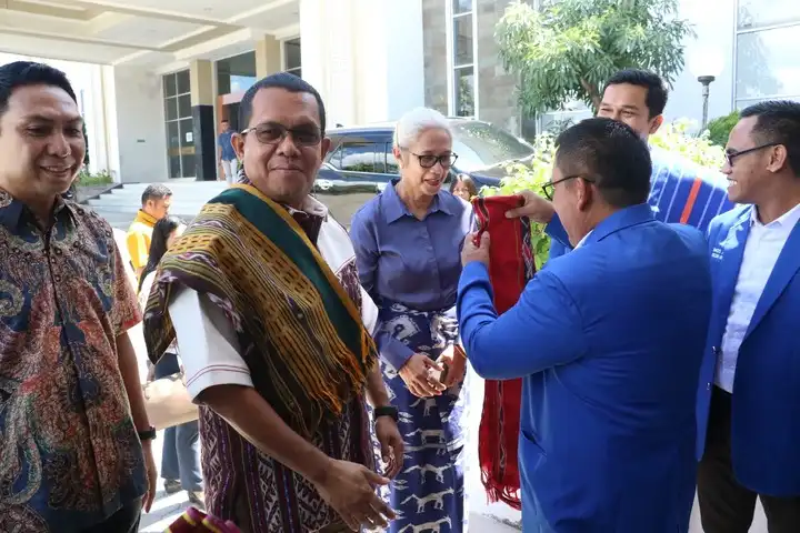 Gubernur NTT, Emanuel Melkiades Laka Lena menghadiri pelantikan Ketua GAMKI NTT, Selasa (13/5/2025)