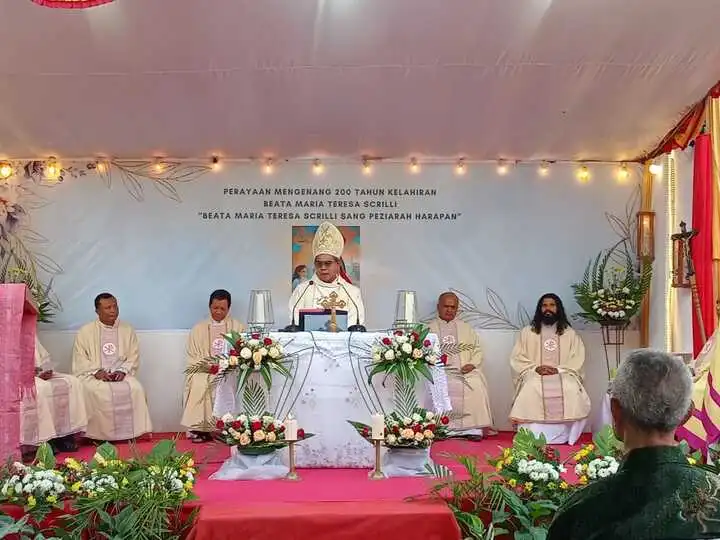Uskup Agung Kupang, Mgr. Hironimus Pakaenoni saat memimpin misa syukur Peringatan 200 Tahun Pendiri Kongregasi Bunda Karmel Istituto Di Nostra Signora Del Carmelo di Biara Susteran Karmelit Institut Bunda Karmel Sikumana, Kota Kupang, Provinsi NTT, Jumat (16/5/2025)