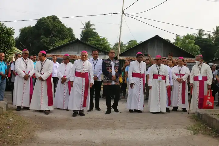 Gubernur NTT, Emanuel Melkiades Laka Lena saat menghadiri pertemuan Pastoral XII Regio Gerejawi Nusra di Gedung OMK Keuskupan Larantuka, Rabu (2/7/2025)