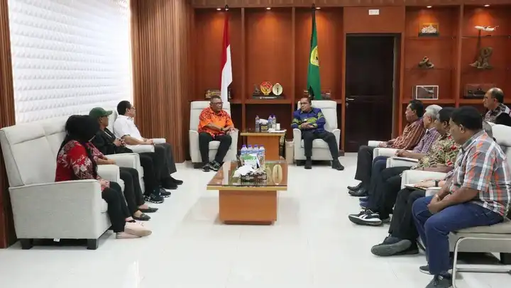 Pengurus DPW Bakti Taskin NTT saat berdialog dengan Gubernur NTT, Emanuel Melkiades Laka Lena, Kamis (3/7/2025) petang.