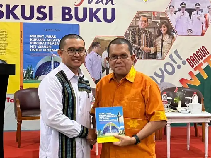 Gubernur NTT, Emanuel Melkiades Laka Lena saat menghadiri launching buku bertajuk Melipat Jarak Kupang - Jakarta di The Tavia Heritage Hotel Jakarta, Sabtu (5/7/2025)