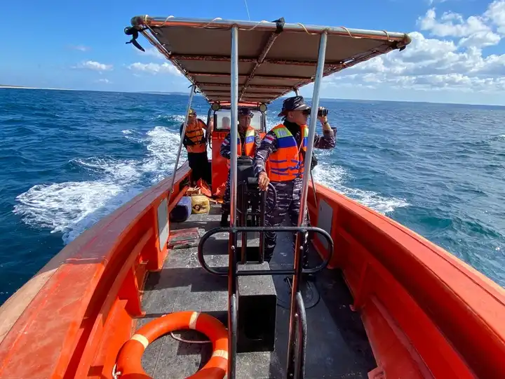 Tim SAR Gabungan melakukan pencarian enam korban perahu tenggelam di Perairan Pulau Rote, Rabu (6/8/2025) (Foto : Dok.Humas Basarnas Kupang)