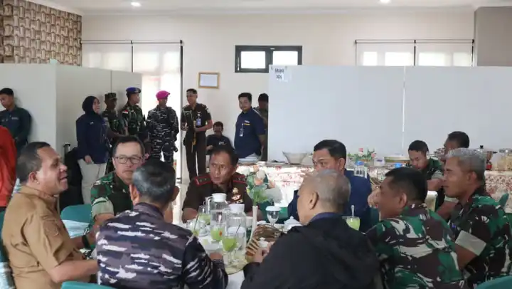 Gubernur NTT, Emanuel Melkiades Laka Lena saat beraudiens dengan Pangdam IX Udayana, Mayjen TNI Piek Budyakto di Ruang VIP Pemda Lanud El Tari Kupang, Selasa (23/9/2025)