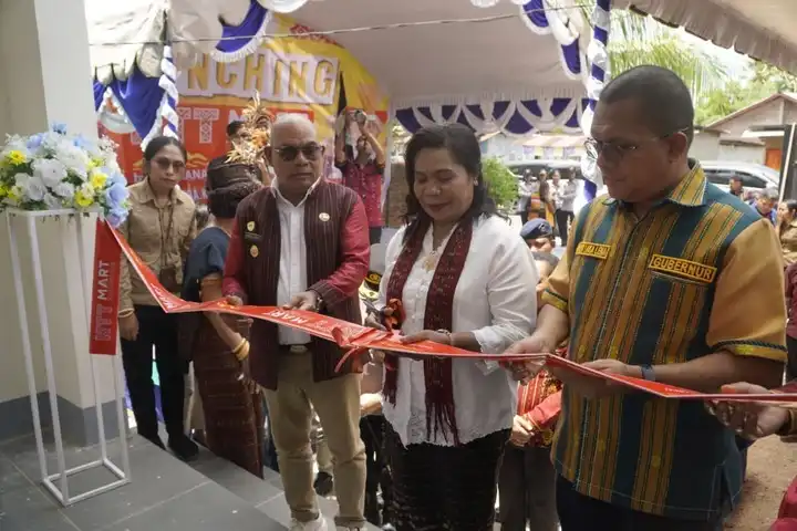 Gubernur NTT, Emanuel Melkiades Laka Lena melaunching NTT Mart by Dekranasda Kabupaten Lembata yang ditandai dengan pemotongan pita, Kamis (5/2/2026)