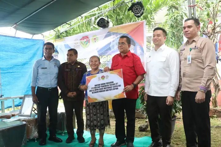 Gubernur NTT, Emanuel Melkiades Laka Lena menyerahkan bantuan sarana prasarana produksi OVOP ke kelompok usaha masyarakat Ecofun NBS Kelurahan Nunbaun Sabu Kota Kupang, Jumat (27/2/2026)