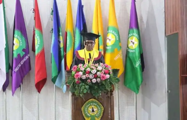 Wakil Gubernur NTT, Johni Asadoma saat memberi sambutan pada acara wisuda Doktor, Magister, Profesi, Sarjana dan Diploma Undana Kupang Periode I Tahun 2026 di Grha Undana Kupang, Kamis (26/2/2026)
