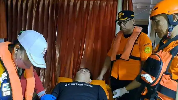 Tim SAR Gabungan saat memberi pertolongan sekaligus mengevakuasi korban, Minggu (8/3/2026) dini hari.