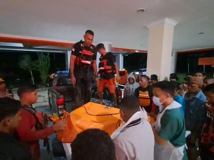 Tim SAR Gabungan saat mengevakuasi korban, Senin (9/3/2026) dini hari.