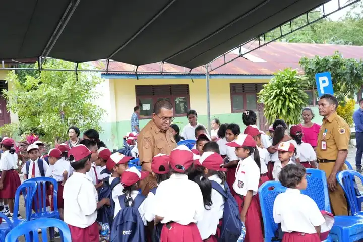 Gubernur NTT, Emanuel Melkiades Laka Lena bertemu siswa/i di SDN 1 Baun, Kecamatan Amarasi Barat, Kabupaten Kupang, Selasa (10/3/2026)