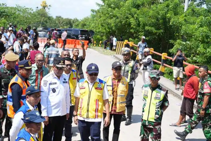 Wakil Gubernur NTT, Johni Asadoma didampingi Kepala Balai Pelaksanaan Jalan Nasional (BPJN) NTT, Janto dan Kadis PUPR NTT, Benyamin Nahak meninjau lokasi jembatan yang ambruk di Asam 3 depan Brigif 21 Komodo Naibonat, Kabupaten Kupang, Kamis (26/3/2026)