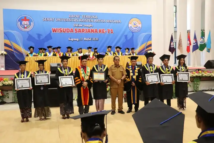 Gubernur NTT, Emanuel Melkiades Laka Lena berfoto bersama wisudawan/i, Selasa (31/3/2026)