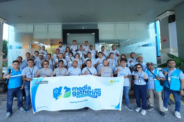 Manajemen PLN UIW NTT berpose bersama para jurnalis di depan loby PLN UIW NTT, Kamis (18/6/2026)