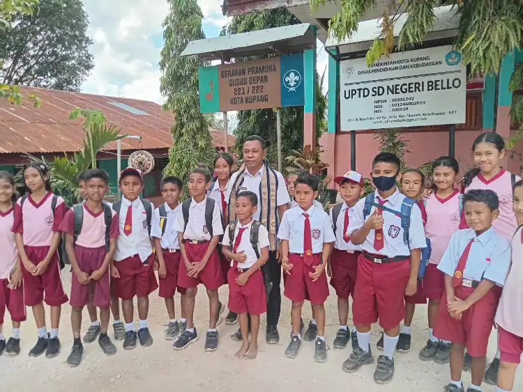 Kepala SD Negeri Bello Kota Kupang, Roy Nomleni,S.Pd berfoto bersama dengan para peserta lomba di sekolahnya, Rabu (12/8/2026)