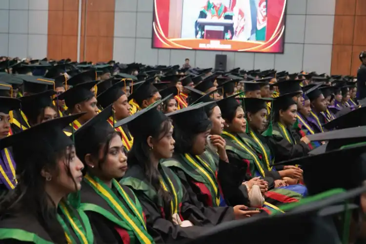 Wagub NTT Hadiri Wisuda UCB