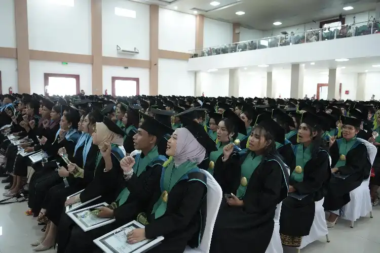 Wisuda 1.140 Lulusan, Gubernur NTT Tekankan Empati Nakes