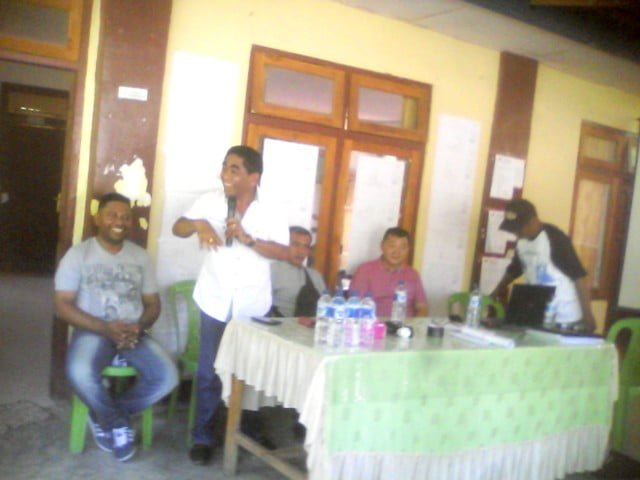 Sosialisasi Jalan Industri- Wakil Ketua DPRD Kabupaten Kupang, Johanis Mase memberikan arahan kepada masyarakat saat sosialisasi pembangunan jalan industri dari Babau menuju lokasi tambak garam milik Hak Guna Usaha (HGU) PT. Puncak Keemasan Garam Dunia (PKGD) di Kantor Lurah Babau, Kecamatan Kupang Timur, Kabupaten Kupang, Sabtu (8/12/2018)