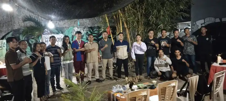 Peserta diskusi bersama pemateri berpose bersama seusai sesi diskusi di Moza Kaffe dan Galeri, Desa Penfui Timur, Kecamatan Kupang Tengah, Kabupaten Kupang, Jumat (23/5/2025)