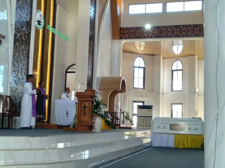 Jenazah Mgr. Petrus Turang tiba di Katedral Kupang.