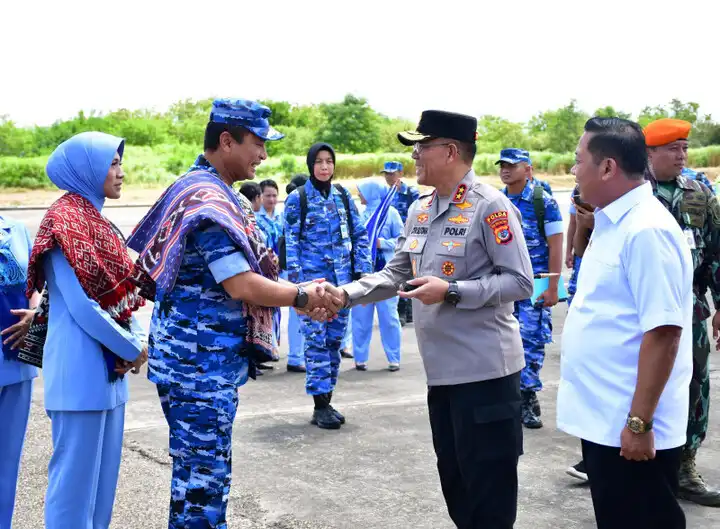 Kapolda NTT, Irjen Pol. Daniel Tahi Monang Silitonga,S.H,M.A menyambut kedatangan Kasau Marsekal TNI M.Tonny Harjono,S.E, M.M di Pangkalan TNI AU Lanud El Tari Kupang, Selasa (25/2/2025)