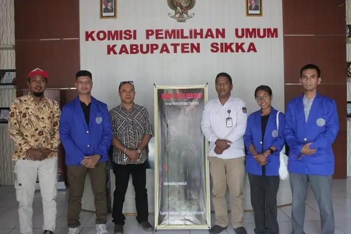 Mahasiswa Unimof berpose bersama Ketua KPU Sikka, Herimanto, Kamis (5/2/2026)