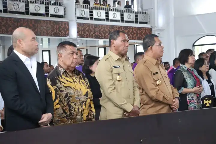 Gubernur NTT, Emanuel Melkiades Laka Lena didampingi Wakil Gubernur NTT, Johni Asadoma, Mantan Gubernur NTT, Viktor Laiskodat dan Anggota DPR RI, Esthon L. Foenay saat menghadiri misa pemakaman Mendiang Uskup Emeritus Mgr.Petrus Turang di Gereja Katedral Kristus Raja Kupang, Selasa (8/4/2025)