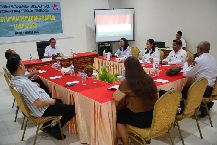Gubernur NTT, Emanuel Melkiades Laka Lena saat memimpin RUPS LB penetapan Dirut PT.KI Bolok di Hotel Sasando Kupang, Rabu (21/1/2026) petang.