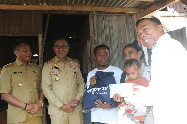 Mendukbangga beri bantuan kepada penerima manfaat program GENTING di Kabupaten Rote