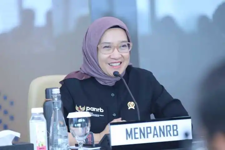 Menteri Pendayagunaan Aparatur Negara dan Reformasi Birokrasi (Menpan RB) Rini Widyantini dalam rapat dengan Menkomdigi Meutya Viada Hafid di Jakarta, Selasa (4/2/2025).
