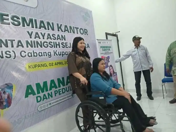 Ketua Umum Yayasan YNS, Yusinta Nenobahan Syarief didampingi Ketua Aliansi Disabilitas Nusantara Provinsi NTT, Indriwati saat memberi keterangan pers di Kantor Cabang Yayasan YNS NTT, Rabu (2/4/2025).