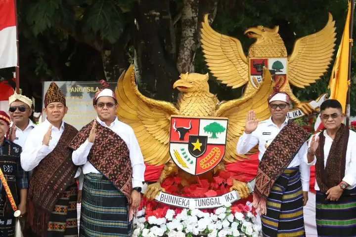 Gubernur NTT, Emanuel Melkiades Laka Lena saat bertindak sebagai Inspektur Upacara pada Hari Lahir Pancasila yang berlangsung di Lapangan Pancasila Kota Ende, Minggu (1/6/2025) (Foto: Dok.Biro Adpim NTT)