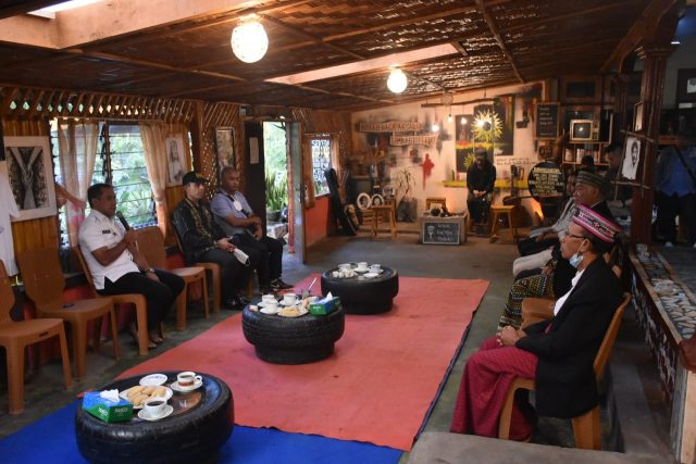 Bupati Manggarai, Herybertus G. L. Nabit, S.E., M.A saat berdialog dengan para pegiat RBA, Jumat (11/6/2021). (Foto : Dokumentasi Prokopim Setda Manggarai)