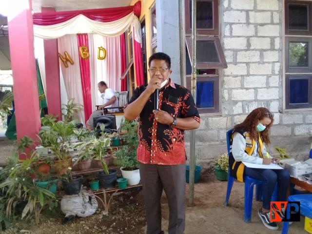 Ketua DPS St. Kristoforus Matani, Dr. Karolus Kopong Medan,SH,M.Hum saat memberikan sambutan pada kegiatan vaksinasi bagi umat katolik di Stasi St.Kristoforus Matani yang digelar Kantor Kesehatan Pelabuhan Kupang di halaman rumah Bapak Andre Pareira, Jln Claret Matani, depan Gereja Ebenhaizer Matani, Desa Penfui Timur, Kecamatan Kupang Tengah, Kabupaten Kupang, Provinsi NTT, Minggu (13/6/2021)