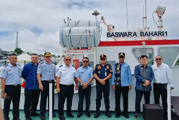 Wakil Gubernur NTT, Johni Asadoma didampingi Wakil Bupati Manggarai Barat, dr.Yulius Weng meninjau keberadaan Kapala Wisata Botton Glass di Pelabuhan Marina Labuan Bajo, Kamis (20/3/2025)