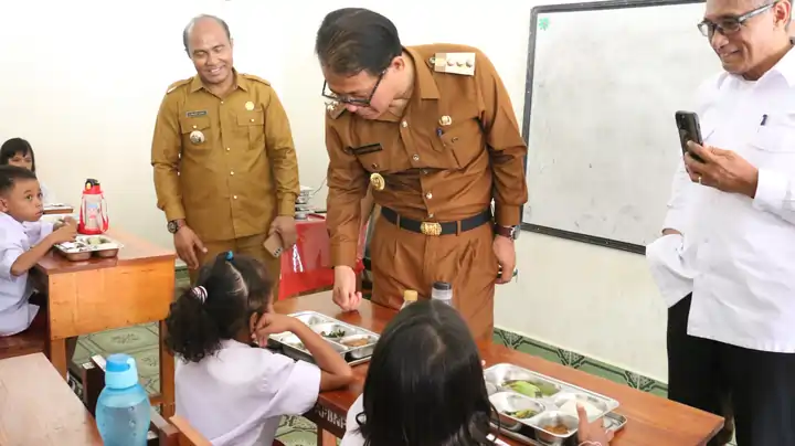 TINJAU MAKAN GRATIS- Penjabat Gubernur NTT, Dr.Andriko Noto Susanto,S.P,M.P meninjau makanan bergizi gratis di SDI Osmok, Kota Kupang, Senin (13/1/2025)