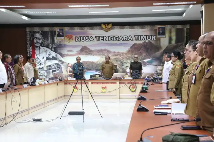 Gubernur NTT, Emanuel Melkiades Laka Lena memimpin rapat bersama Menteri Perlindungan Pekerja Migran Indonesia (P2MI) di Kupang, Selasa (20/1/2026)
