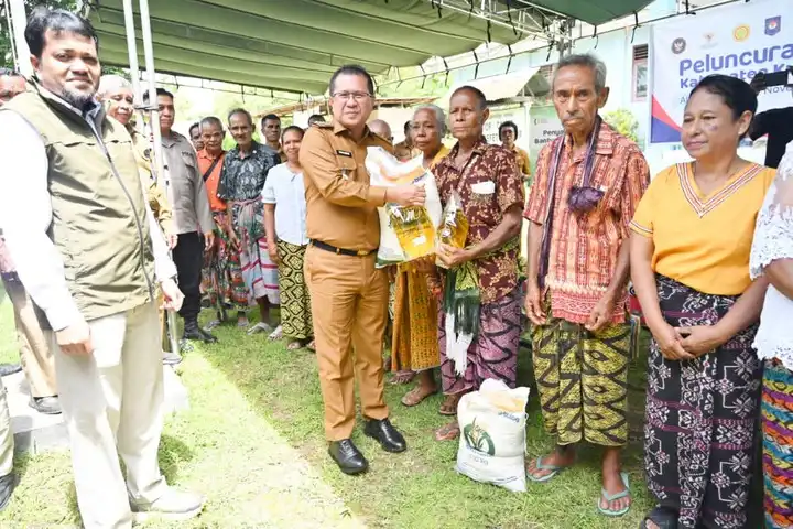 Bupati Kupang, Yosef Lede saat menyerahkan bantuan pangan berupa beras dan gula pasir kepada penerima manfaat di Kecamatan Amabi Oefeto Timur, Senin (8/12/2025)