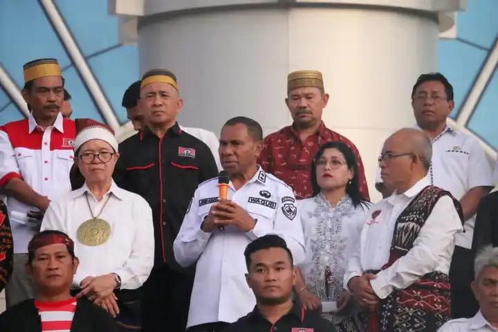 DEKLARASI DAMAI- Wakil Gubernur NTT, Johni Asadoma saat menghadiri deklarasi seruan damai dan doa bersama FKP NTT bersama Paguyuban Etnis di Kupang, Rabu (3/9/2025)