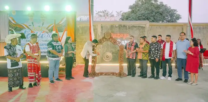 Wali Kota Kupang, Christian Widodo membuka Festival Budaya tingkat Kelurahan Oesapa Barat yang ditandai dengan pemukulan gong di RT 10/RW 4 Kelurahan Oesapa Barat, Kecamatan Kelapa Lima, Sabtu (2/8/2025) sore