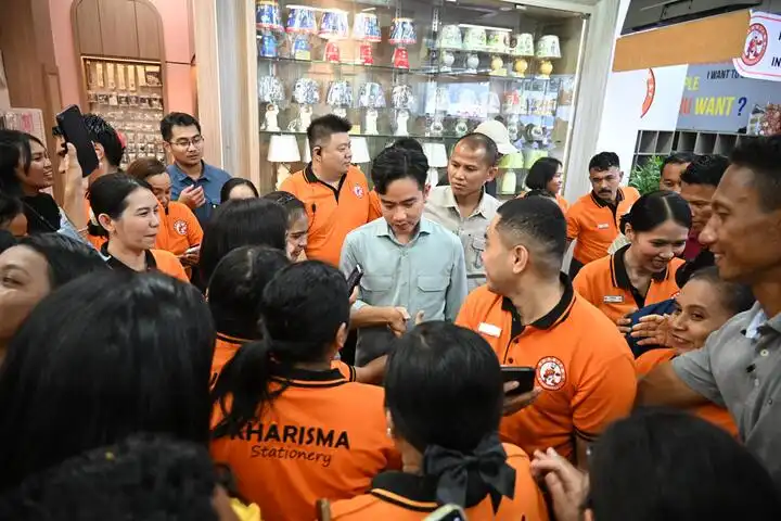 gibran di toko kharisma stasionery Kupang