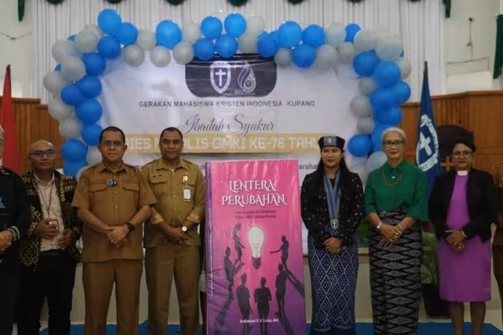 Gubernur NTT, Emanuel Melkiades Laka Lena dan Ketua DPRD NTT, Emilia Nomleni berpose bersama pengurus GMKI saat menghadiri Dies Natalis ke-76 GMKI di Gedung Kebaktian GMIT Karmel Fatululi, Senin (9/2/2026)