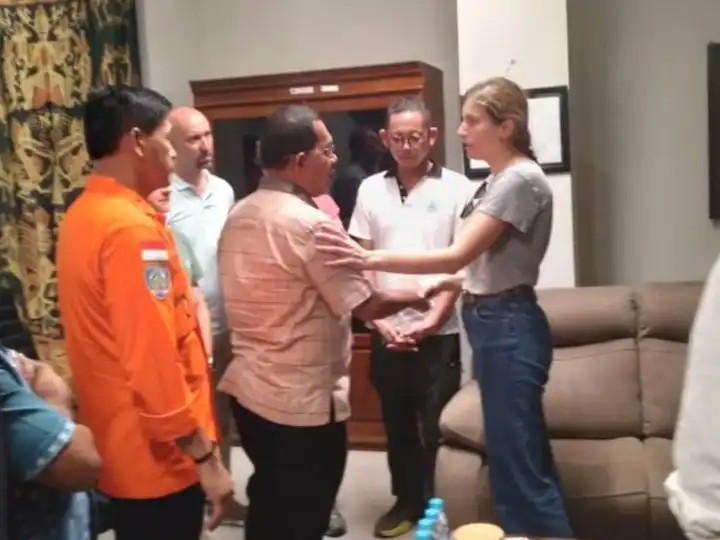 gubernur melki bersama istri pelatih sepak bola wanita valencia