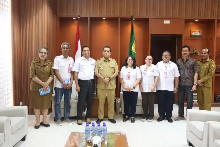 gubernur melki bersama pengurus pmi ntt