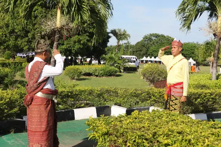 gubernur melki saat jadi inspektur upacara di hut ntt ke 67
