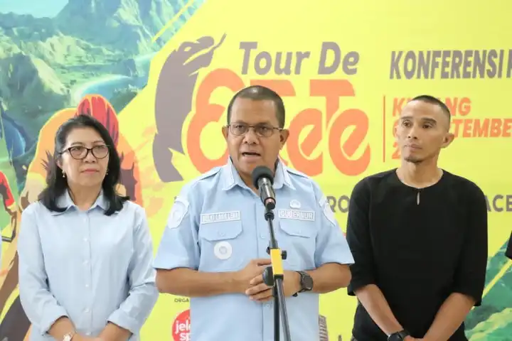 Gubernur NTT, Emanuel Melkiades Laka Lena saat menggelar konferensi pers di Kupang, Jumat (5/9/2025)