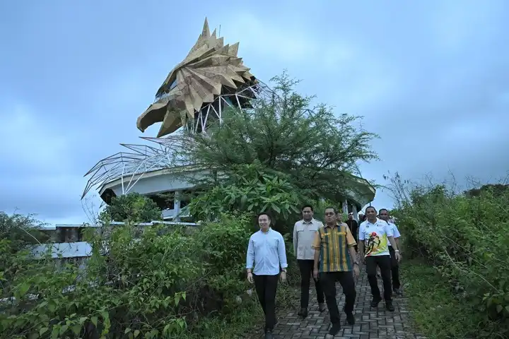 gubernur, walikota, bupati kupang tinjau monumen pancasila