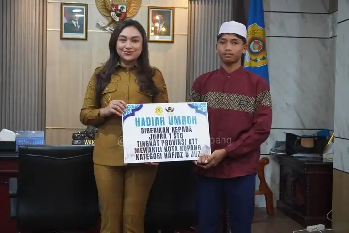 Wakil Wali Kota Kupang, Serena Francis menyerahkan hadiah umrah secara simbolis kepada Ridho Uzang di ruang kerjanya, Senin (7/7/2025).