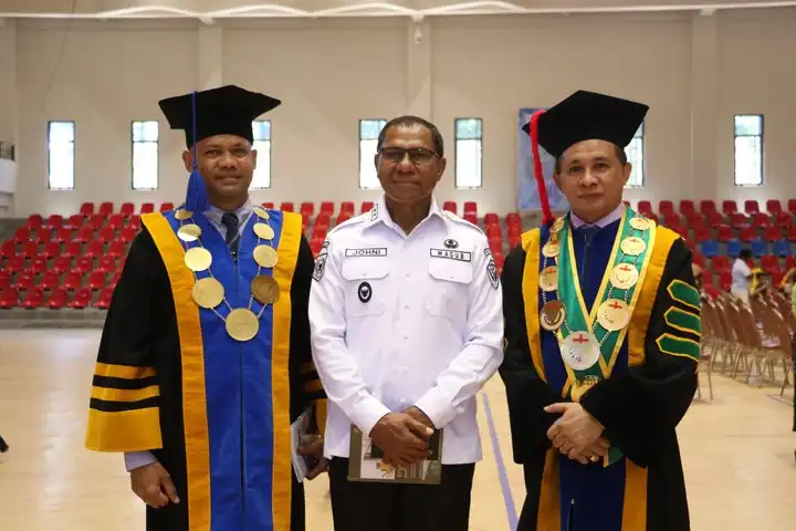 Wagub NTT, Johni Asadoma (tengah) berpose bersama dua Guru Besar UKAW Kupang, Rabu (8/4/2026)